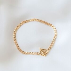 Elegant Gold Chain Bracelet